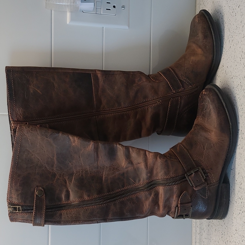 STEVE MADDEN - DISTRESSED LEATHER BOOTS 👢